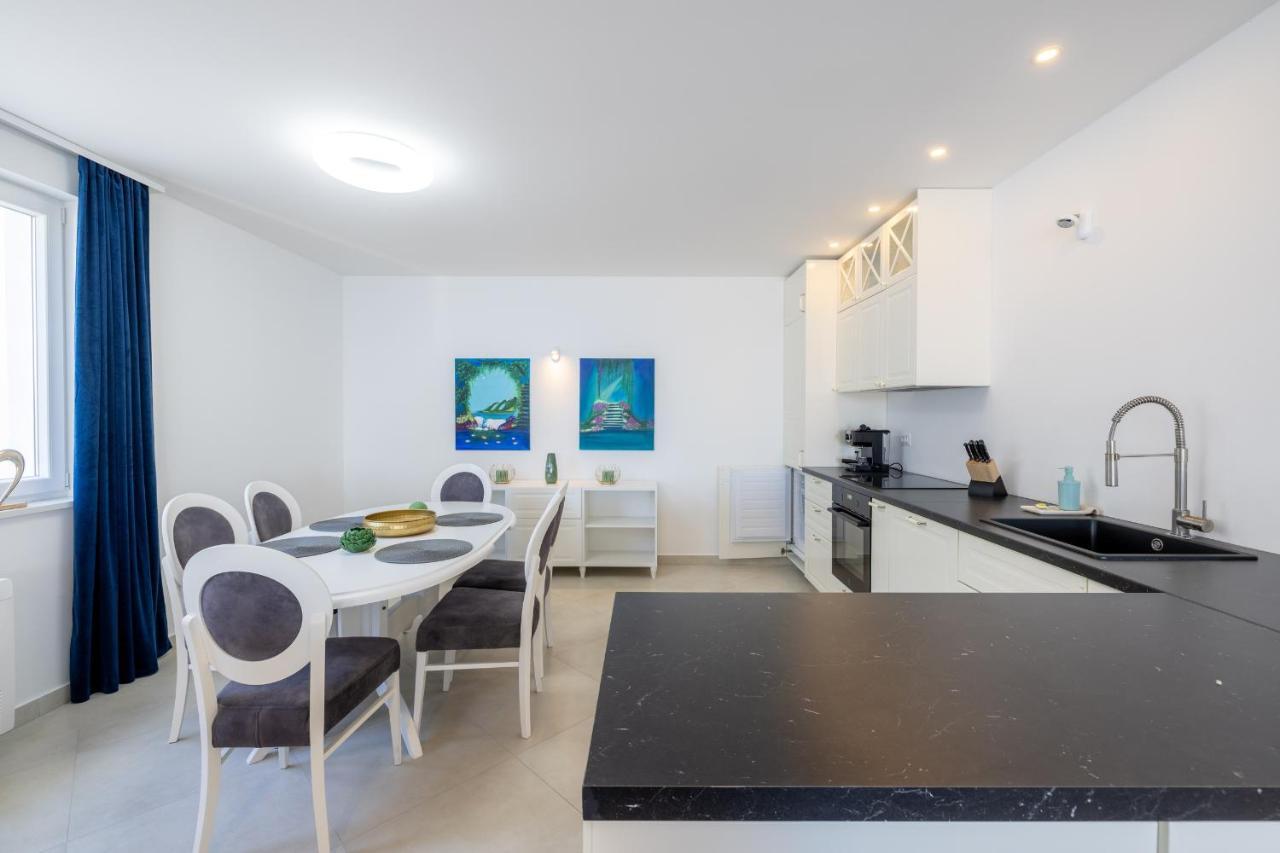 Villa Smaragd - Lapis - Luxury Apartment With Shared Pool Makarska Exterior foto