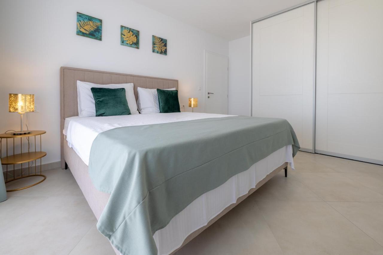 Villa Smaragd - Lapis - Luxury Apartment With Shared Pool Makarska Exterior foto