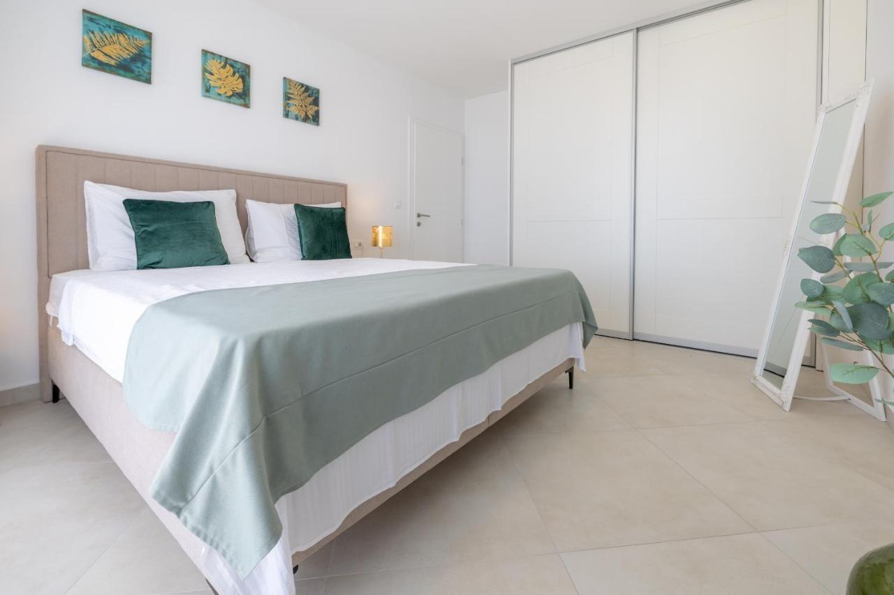 Villa Smaragd - Lapis - Luxury Apartment With Shared Pool Makarska Exterior foto